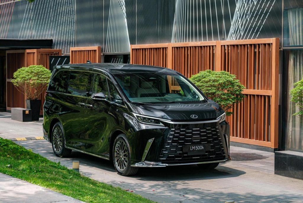 So Sánh “Chuyên Cơ Mặt Đất” Lexus LM 4 Chỗ Và 6 Chỗ
