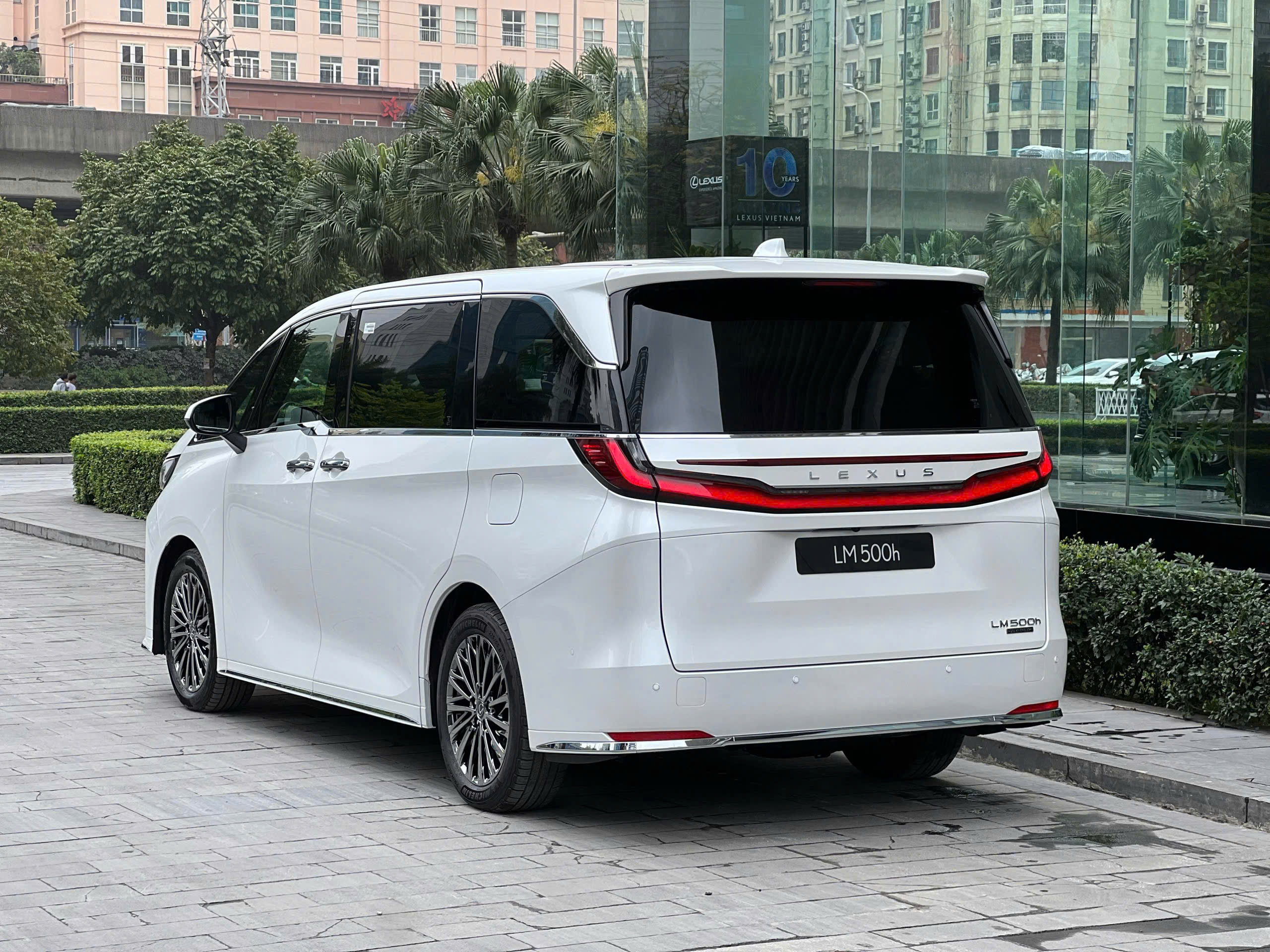 Đuôi-xe-Lexus-LM