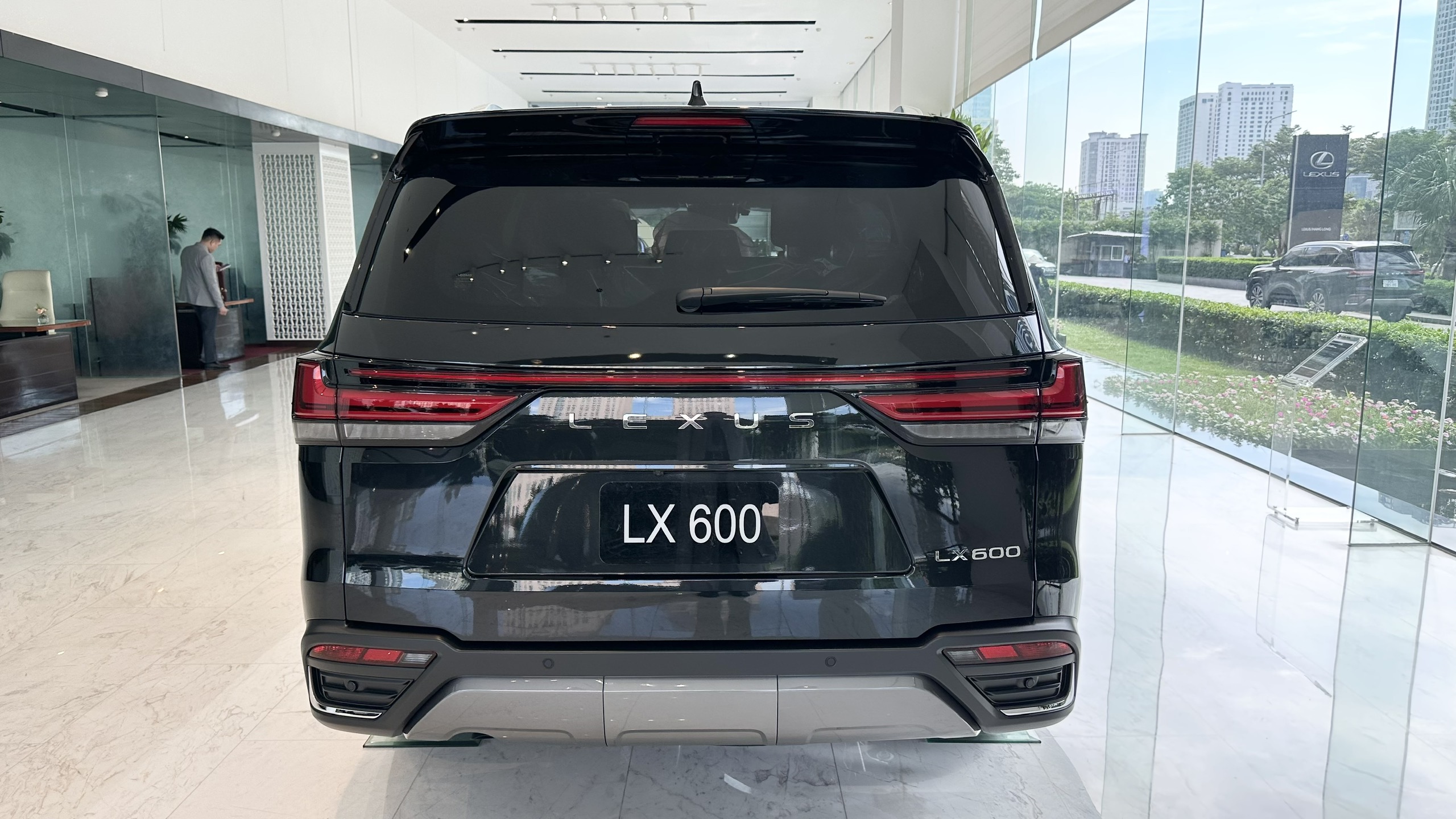 đuôi-xe-lexus-lx-600-urban