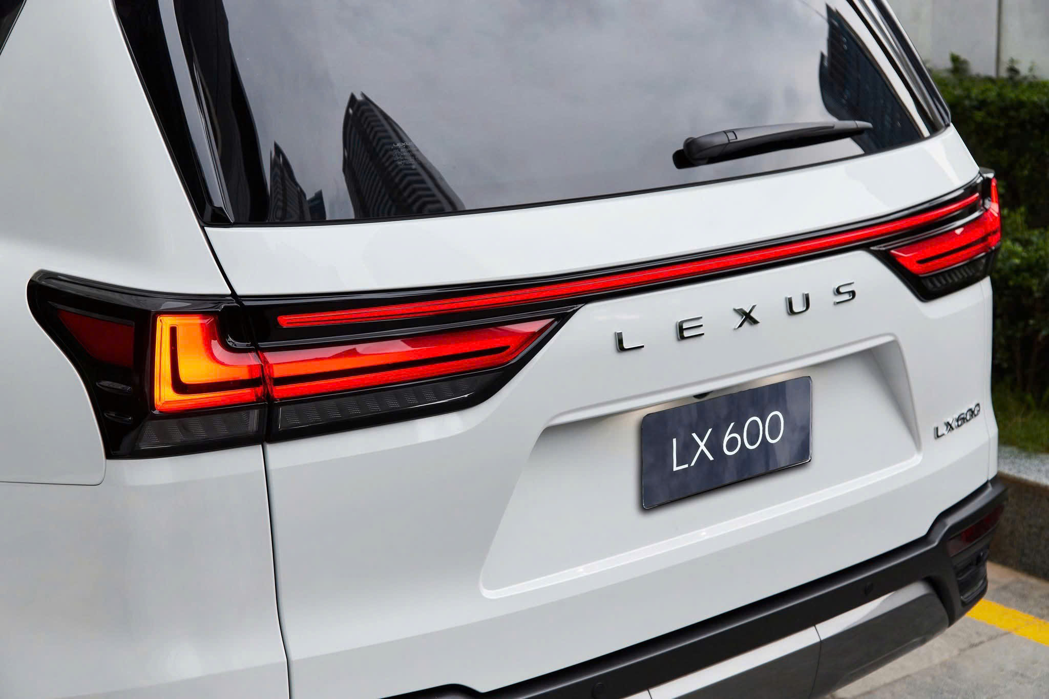 đuôi-xe-lexus-lx-600