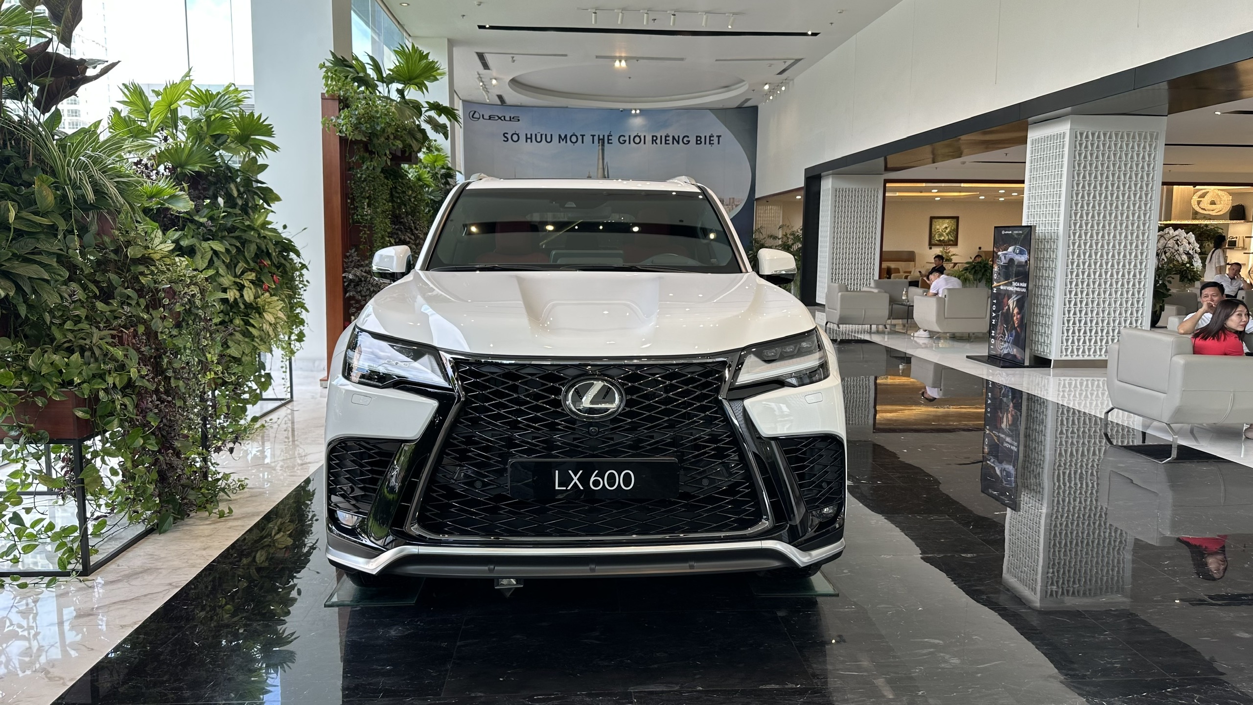 phần-đầu-xe-lx-600-f-sport