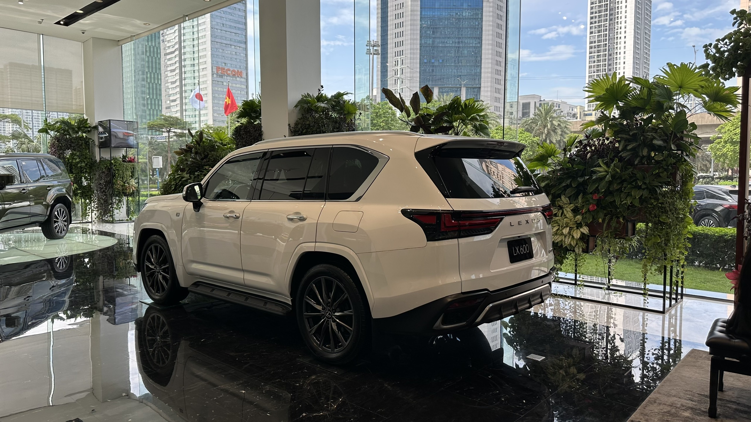 đuôi-xe-lexus-lx-600-sport