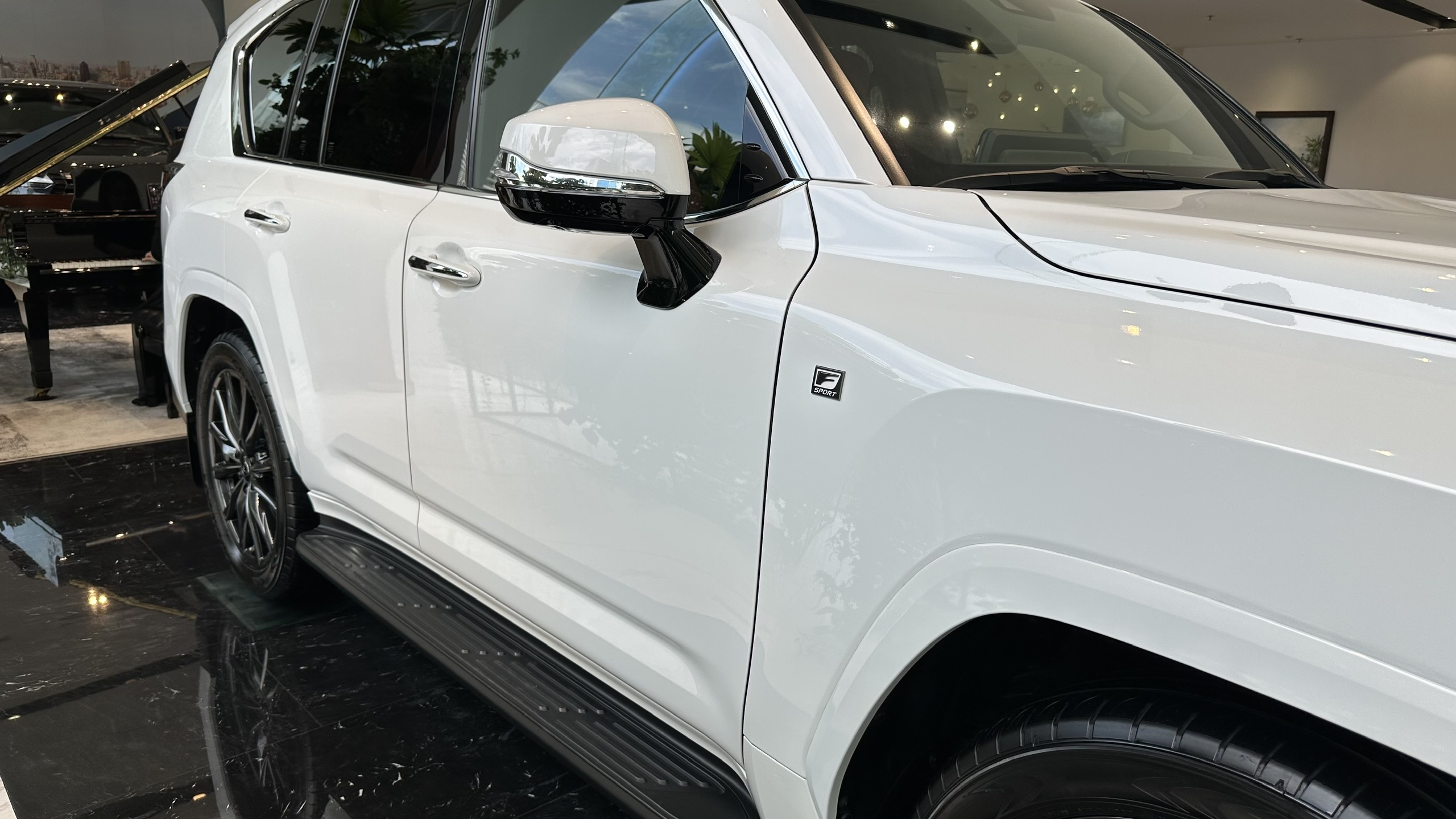 thân-xe-lx-600-Sport
