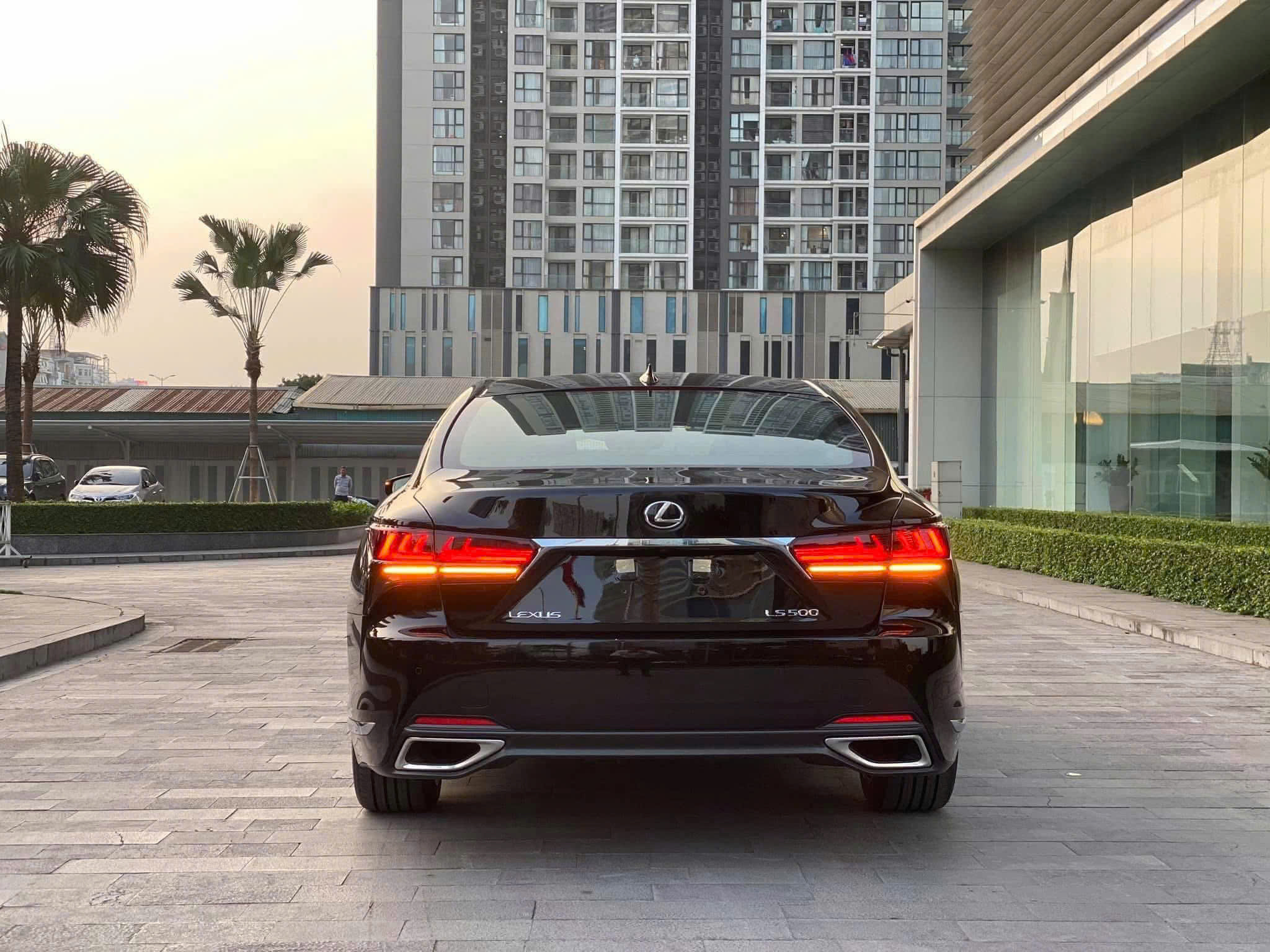 đuôi-xe-lexus-ls-500h
